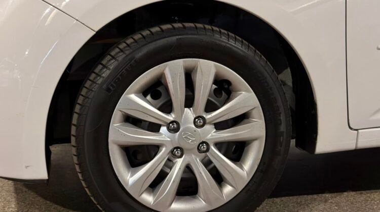 HYUNDAI HB20S 1.6 COMFORT PLUS 16V FLEX 4P AUTOMÁTICO